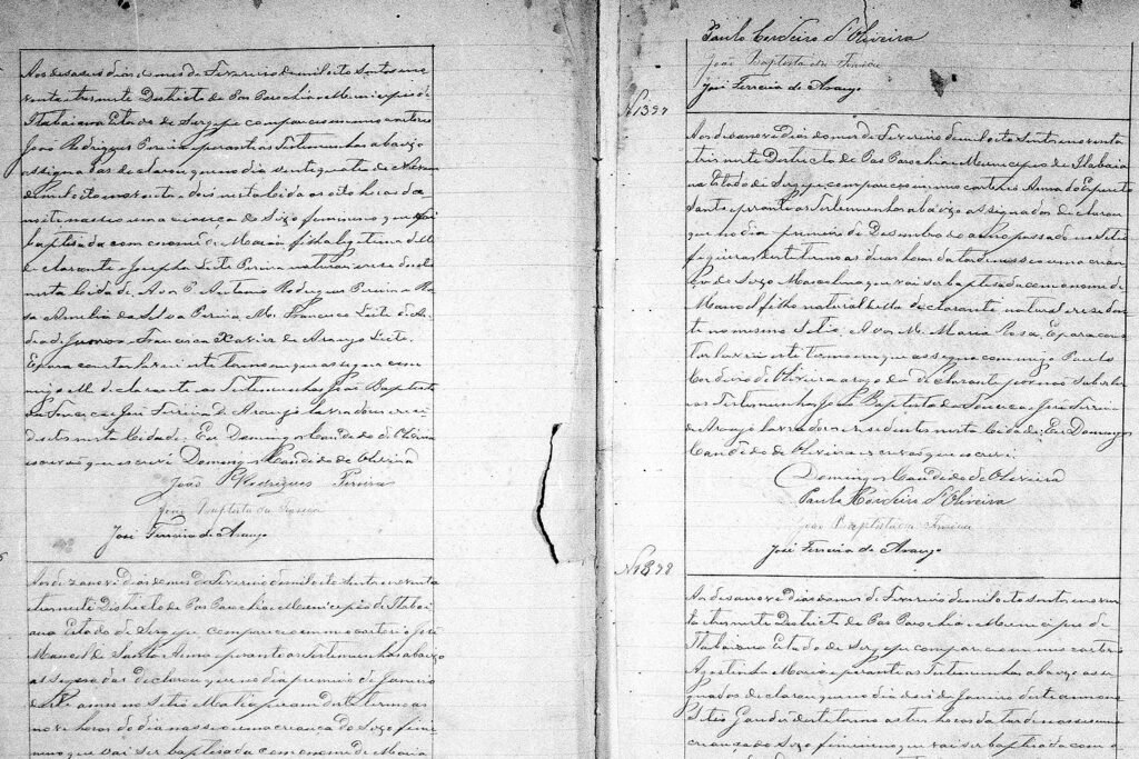 Páginas abertas de um livro de registros antigo (1890) manuscrito. A imagem compara dois registros: um de 'filha legítima' na página esquerda e outro de 'filho natural' na página direita, mostrando a diferença na documentação.