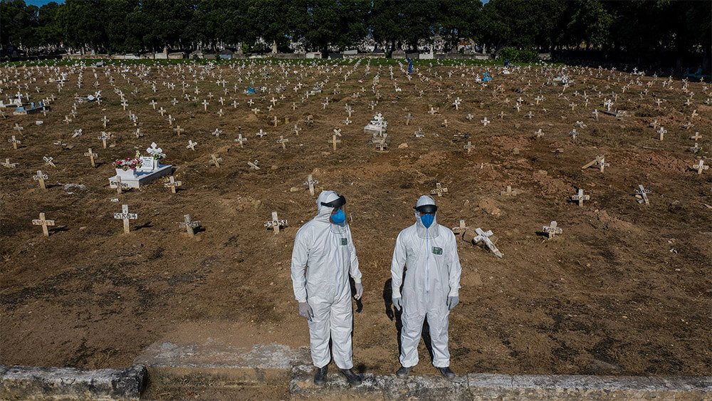 Trabalhadores do Cemitério do Caju, no Rio de Janeiro durante a epidemia de coronavírus. Foto: Gabriel Monteiro / Agência O Globo.