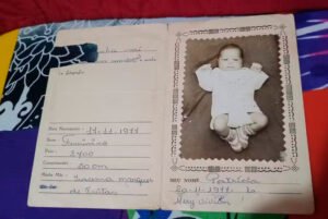 Cartão com foto de bebê guardado por décadas em caderno de poesia pela mãe biológica