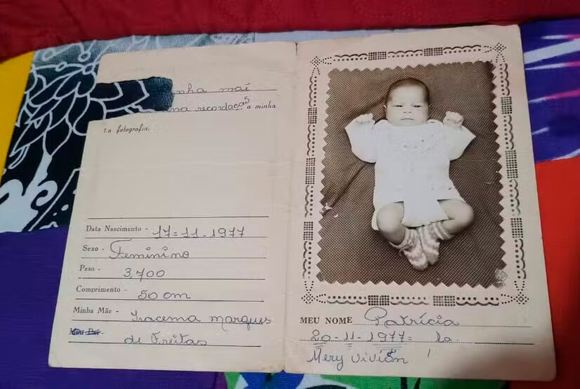 Cartão com foto de bebê guardado por décadas em caderno de poesia pela mãe biológica