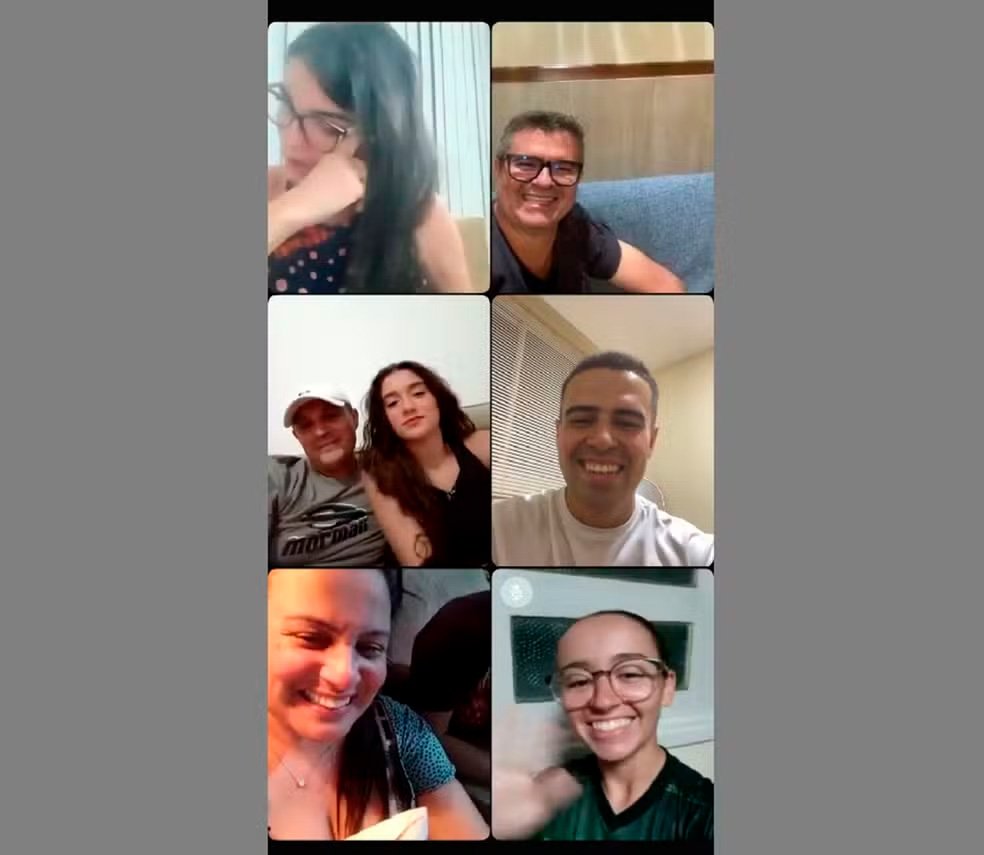 Mosaico de chamada de vídeo com Danielly e membros da família biológica sorrindo