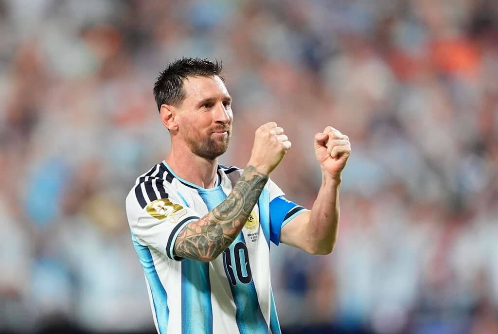 Lionel Messi comemora em campo com a camisa da seleção argentina