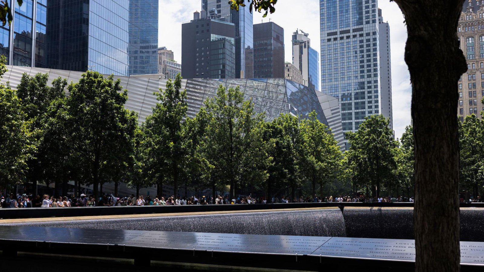 Piscinas-espelho do National September 11 Memorial em Nova York, com nomes das vítimas gravados em bronze ao redor